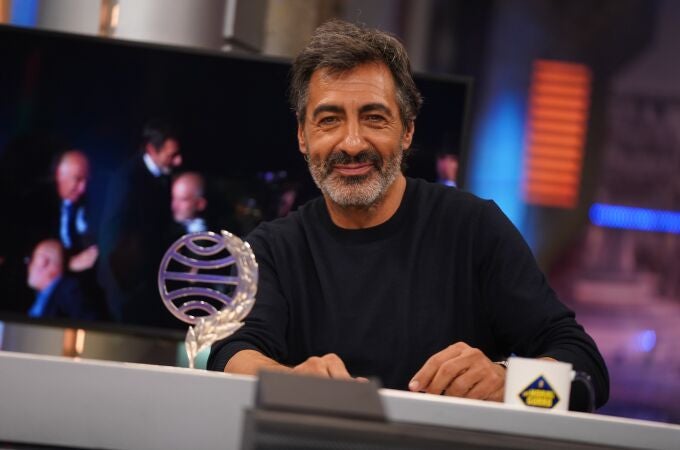 Juan del Val posa con el Premio Planeta 2025 en 'El Hormiguero'