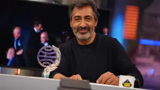 Juan del Val posa con el Premio Planeta 2025 en 'El Hormiguero' Juan del Val posa con el Premio Planeta 2025 en 'El Hormiguero'