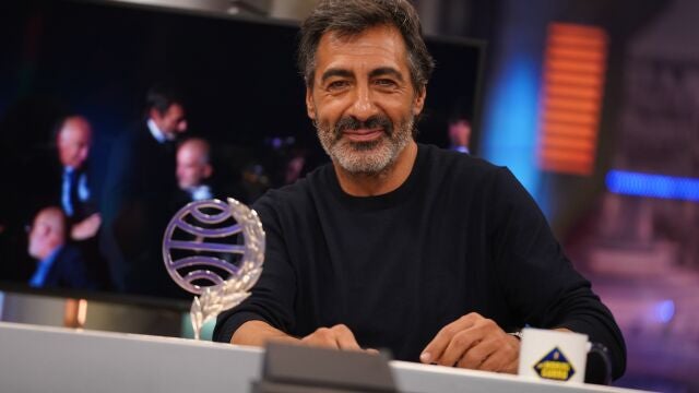 Juan del Val posa con el Premio Planeta 2025 en 'El Hormiguero'