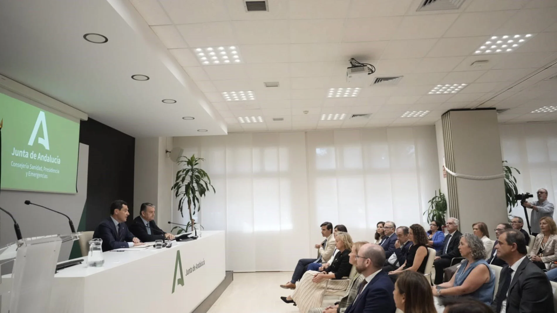 Juanma Moreno y Antonio Sanz en la reunión de coordinación