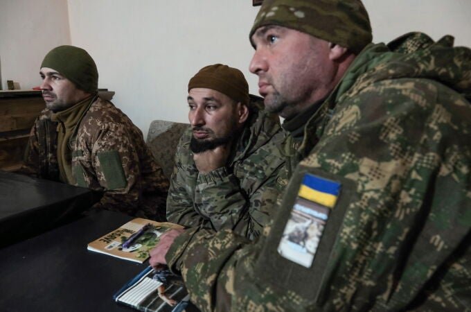 Ukrainian soldiers train to neutralize mines and explosives in Kharkiv