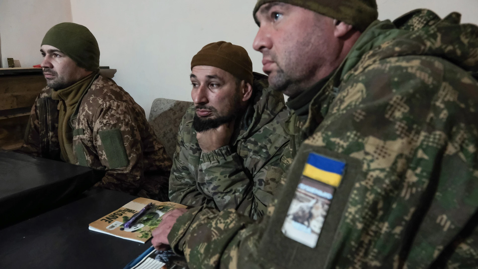 Kharkiv (Ukraine), 16/10/2025.- Ukrainian soldiers from the 13th Khartiia Brigade of the National Guard receive training on mines and explosives in the Kharkiv region, eastern Ukraine, 16 October 2025, amid the Russian invasion. Since the full-scale Russian invasion began on 24 February 2022, millions of mines have turned Ukraine's battlefields into the most dangerous place in the world for unexploded weapons, according to a report by UN Mine Action Service (UNMAS). (Rusia, Ucrania) EFE/EPA/M...