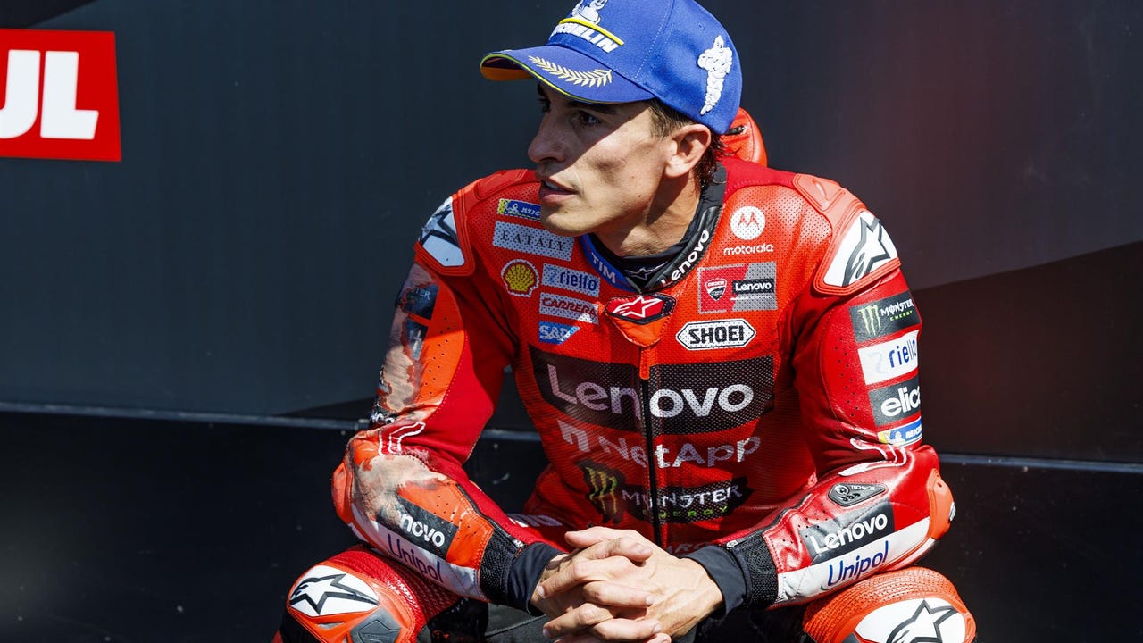 El director médico de MotoGP alerta sobre Marc Márquez: "Lo tiene bastante complicado"