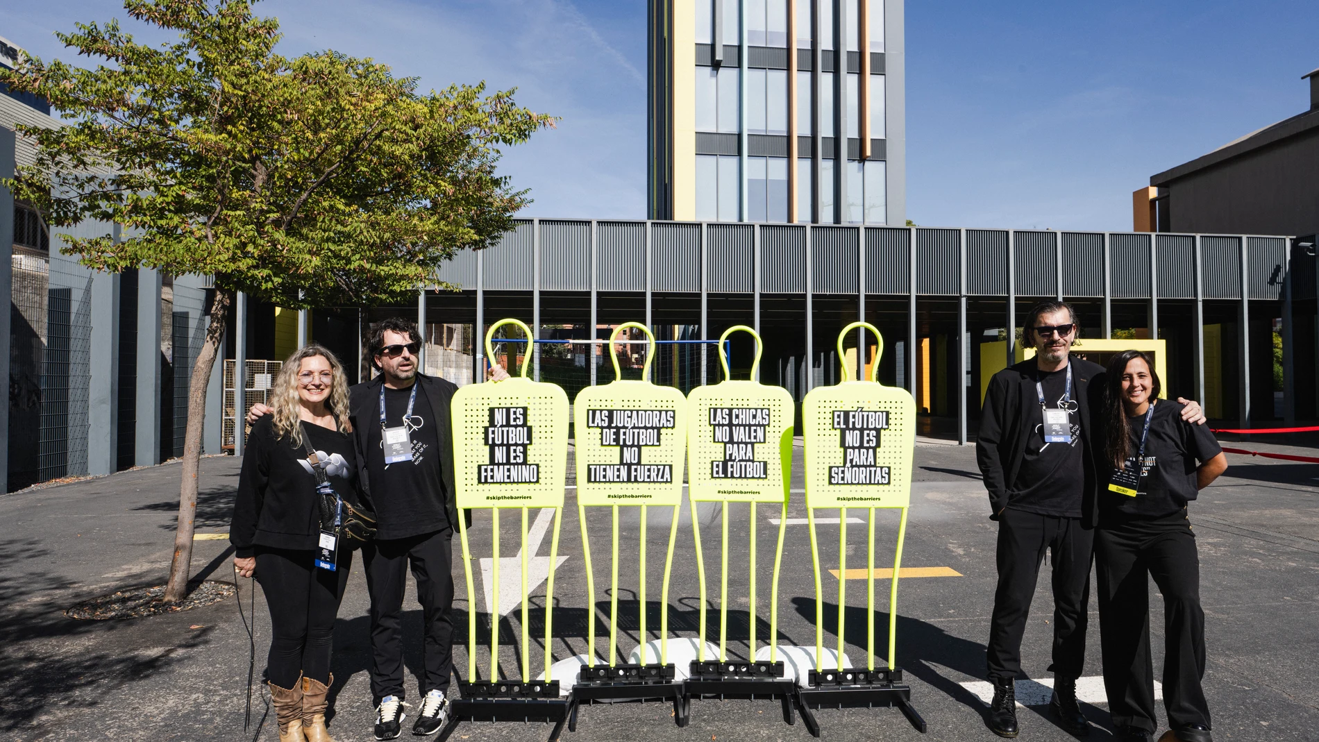 Aintzane Encinas, a la derecha, posa con miembros de la agencia 2045 y las barreras de la campaña