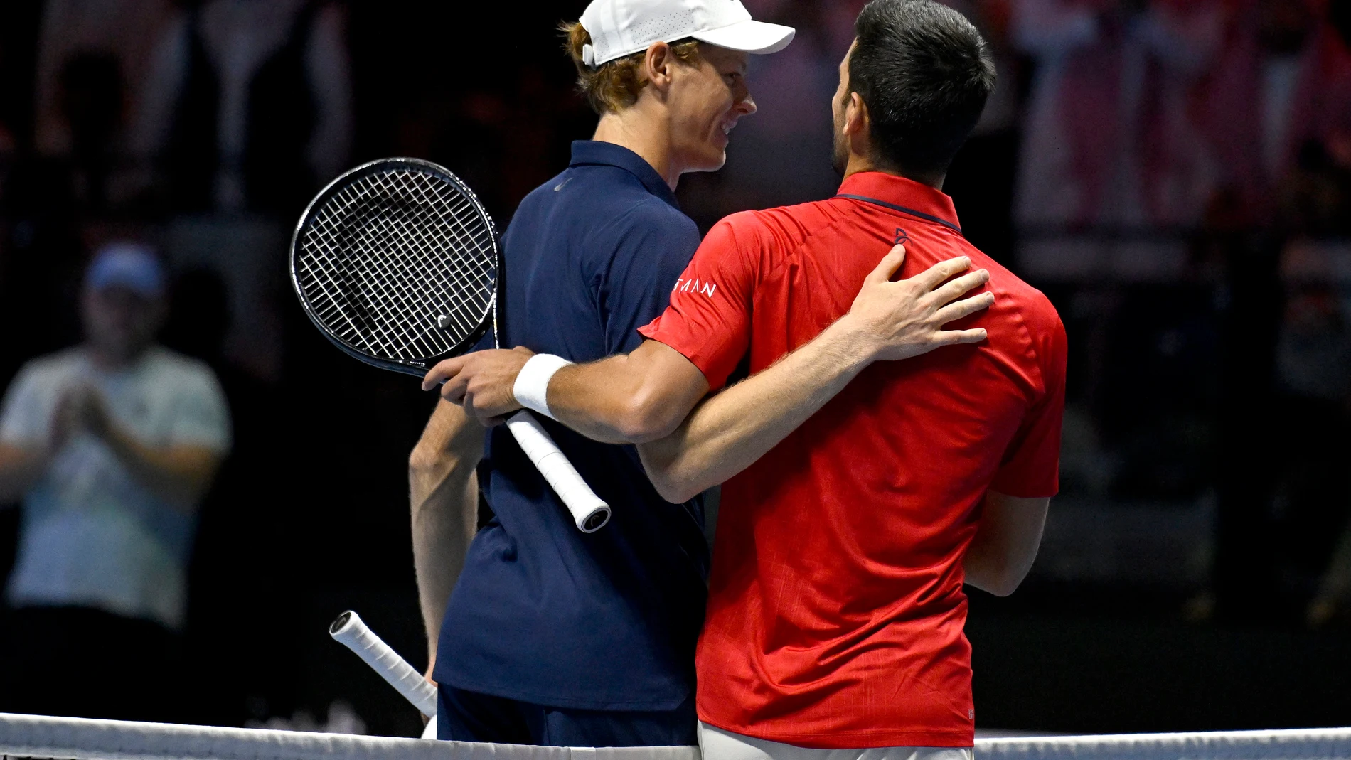 Riyadh (Saudi Arabia), 16/10/2025.- Jannik Sinner (L) of Italy and Novak Djokovic of Serbia hug at the net after their semifinal match at the 2025 Six Kings Slam tennis tournament in Riyadh, Saudi Arabia, 16 October 2025. Sinner won in two sets. (Tenis, Italia, Arabia Saudita) EFE/EPA/STR