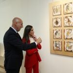 León exhibe en la sede de la FAO en Roma el Calendario Agrícola de San Isidoro. En la imagen la reina Letizia junto al alcalde, José Antonio Diez, observa la pieza