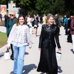 Look de oficina con vaqueros anchos.