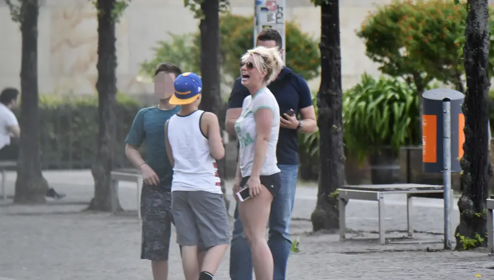 Britney Spears con sus hijos en 2018, durante un viaje en Alemania