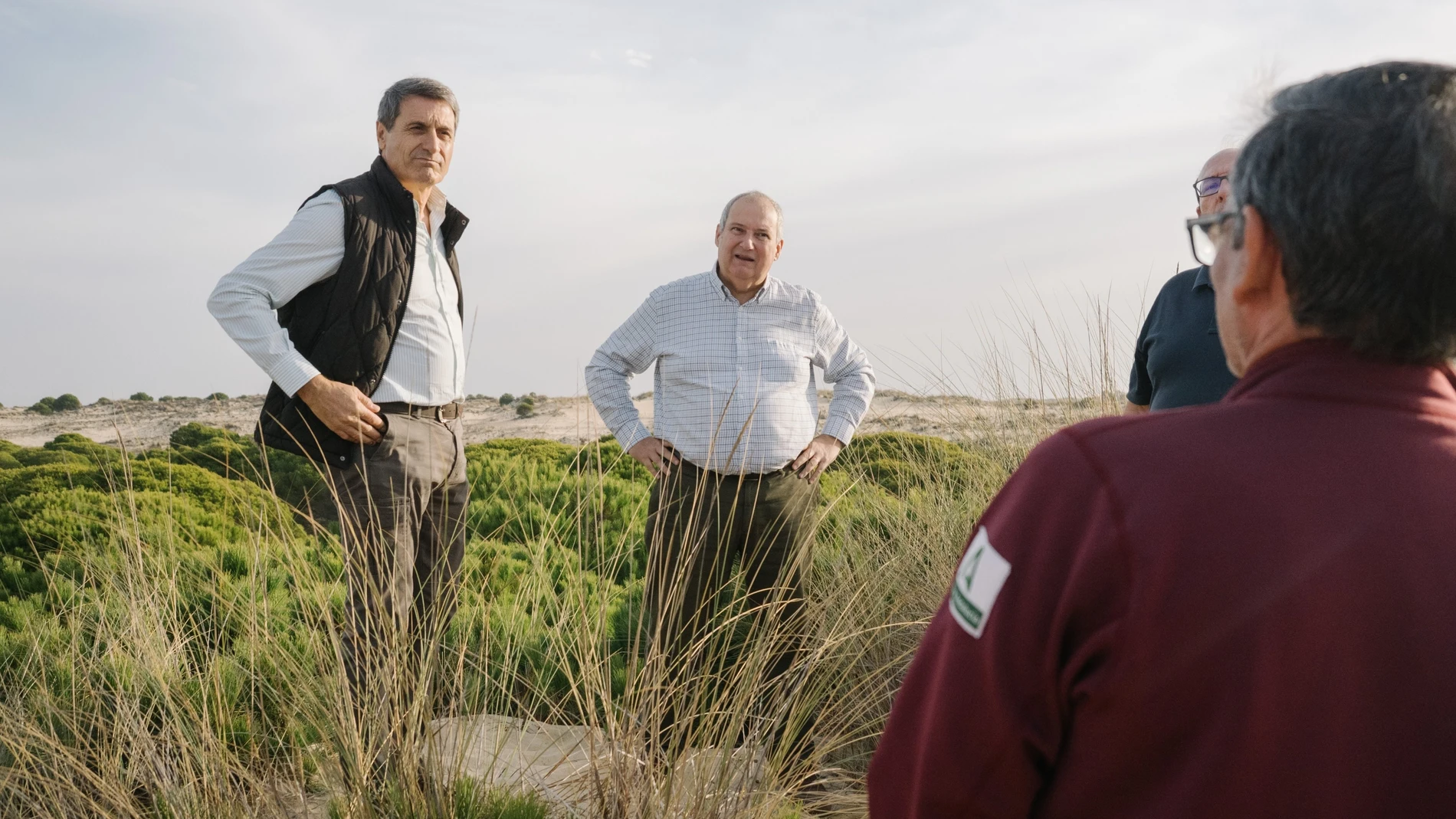 El ministro de Industria y Turismo, Jordi Hereu, en su visita este jueves a Doñana. REMITIDA / HANDOUT por MINISTERIO DE INDUSTRIA Y TURISMO Fotografía remitida a medios de comunicación exclusivamente para ilustrar la noticia a la que hace referencia la imagen, y citando la procedencia de la imagen en la firma 16/10/2025