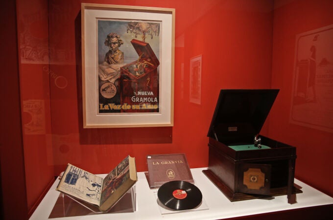 Un modelo de gramófono de la exhibición junto a su nostalgia publicidad 