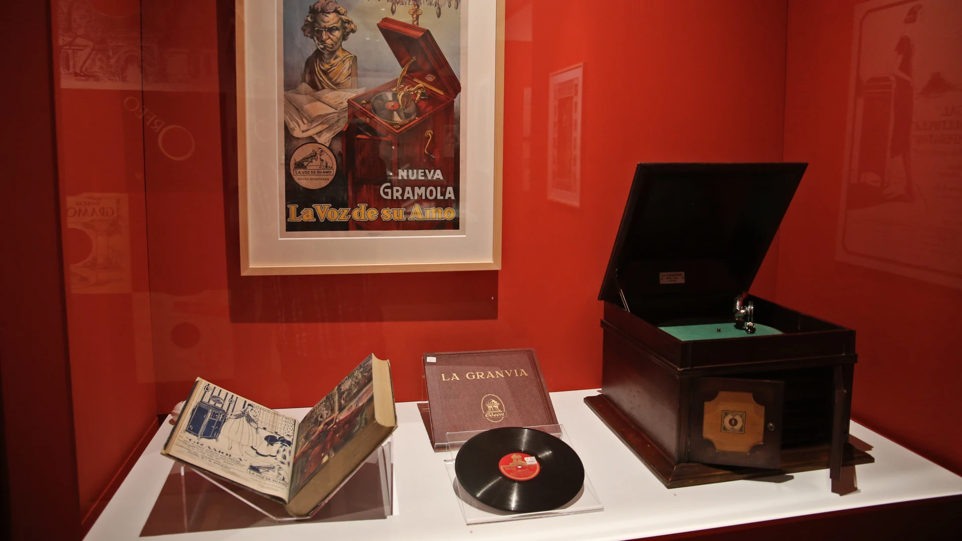 Un modelo de gramófono de la exhibición junto a su nostalgia publicidad