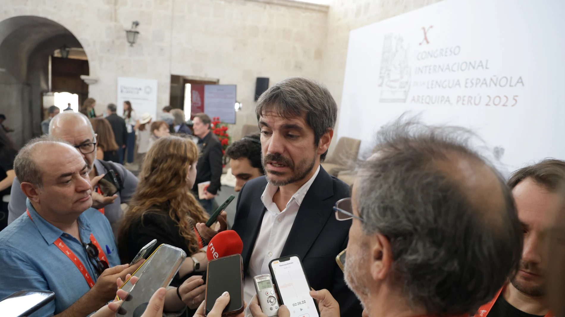 AME8613. AREQUIPA (PERÚ), 16/10/2025.- El ministro de Cultura de España, Ernest Urtasun, habla con periodistas en el X Congreso Internacional de la Lengua Española este jueves, en Arequipa (Perú). Urtasun ha destacado la vitalidad y fortaleza del español en el mundo y ha eludido entrar la polémica entre el Instituto Cervantes y la Real Academia Española (RAE). EFE/ Jose Sotomayor Jiménez