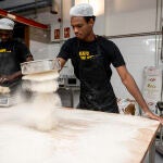 Djogo Barri, de 22 a&ntilde;os y procedente de Guinea Conakry, trabaja en el obrador de una panader&iacute;a