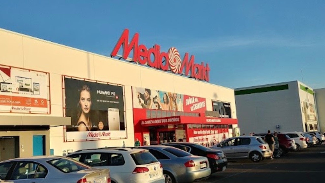 Un grupo de encapuchados armados atraca el MediaMarkt del parque comercial La Abadía en Toledo