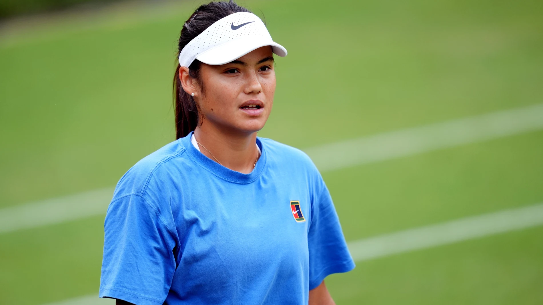 (Foto de ARCHIVO) FILED - 02 July 2025, United Kingdom, London: British tennis player Emma Raducanu reacts during her women's singles second round tennis match against Czech's Marketa Vondrousova during the 2025 Wimbledon Championships. Emma Raducanu has brought an early end to her season following physical struggles in China. Photo: Adam Davy/PA Wire/dpa 02/07/2025 ONLY FOR USE IN SPAIN