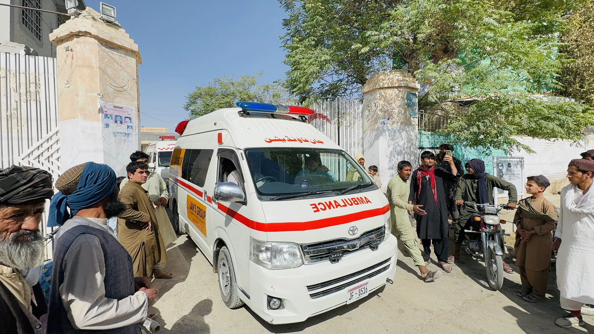 CHAMAN (Pakistan), 16/10/2025.- Ambulances carrying the coffins of Pakistani laborers killed on the Afghan side of the border in clashes between Taliban and Pakistani security forces arrive at a hospital in Chaman, Pakistan, 16 October 2025. Pakistan and Afghanistan’s Taliban government agreed to a 48-hour ceasefire on 15 October following days of deadly cross-border clashes and Pakistani airstrikes on alleged militant hideouts in Kabul and Kandahar. (Afganistán) EFE/EPA/AKHTAR GULFAM