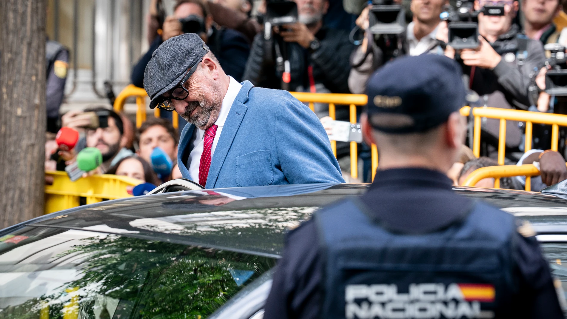 El exasesor ministerial Koldo García a su llegada al Tribunal Supremo, a 15 de octubre de 2025, en Madrid (España). Koldo acude a declarar en el marco de la causa en la que se le investiga por su presunta participación en una supuesta trama de cobro de comisiones a cambio de adjudicaciones públicas, el ‘caso Koldo’. El magistrado Leopoldo Puente le ha vuelto a citar a raíz de la información recabada en el último informe de la Unidad Central Operativa (UCO) de la Guardia Civil sobre la situaci...