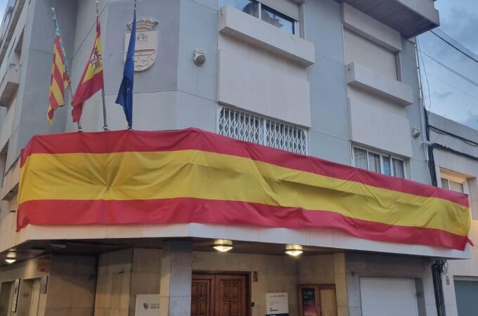 Vox rompe el pacto con el PP en Montserrat (Valencia) al acusar a su alcalde de quitar la bandera de España y este contesta: "La cuelgo en mi casa"