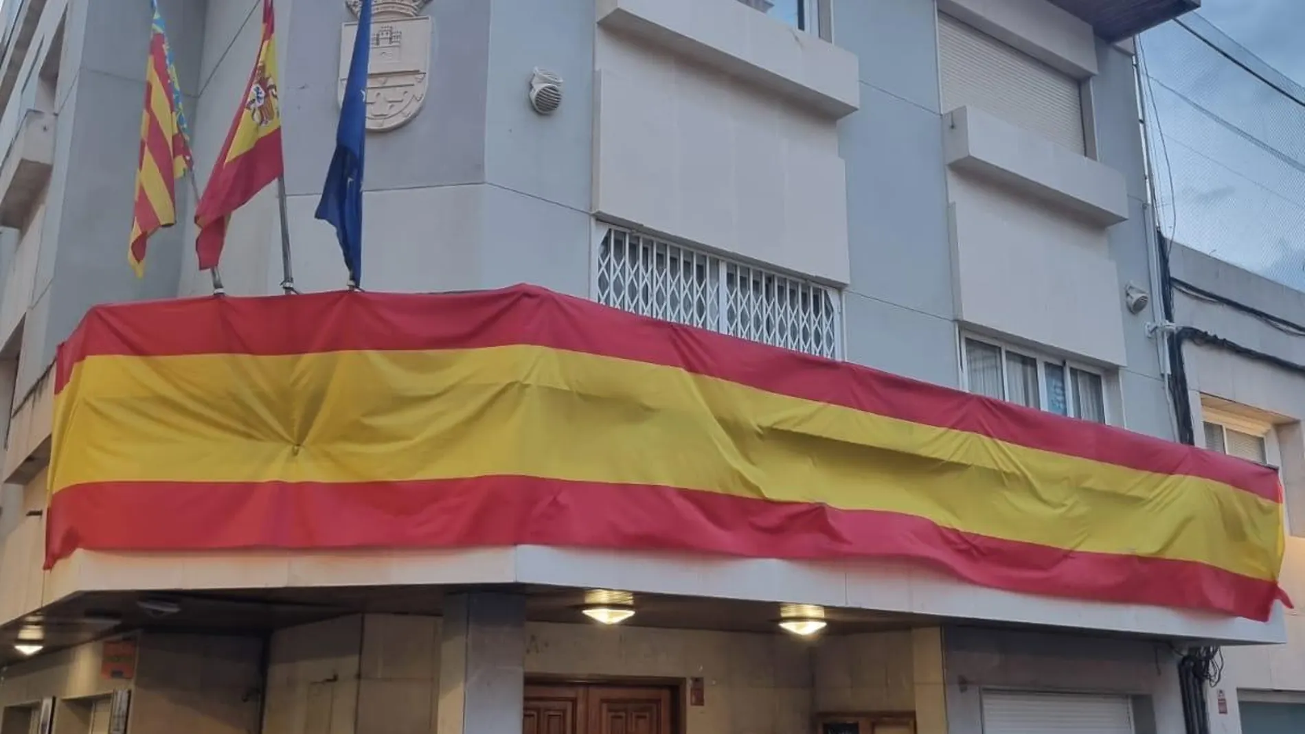 Vox rompe el pacto con el PP en Montserrat (Valencia) al acusar a su alcalde de quitar la bandera de España y este contesta: "La cuelgo en mi casa"