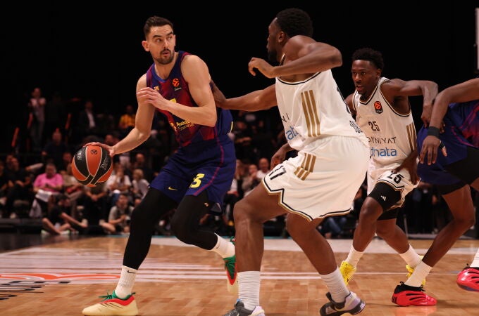 Satoransky busca un compañero ante la defensa de Kabengele