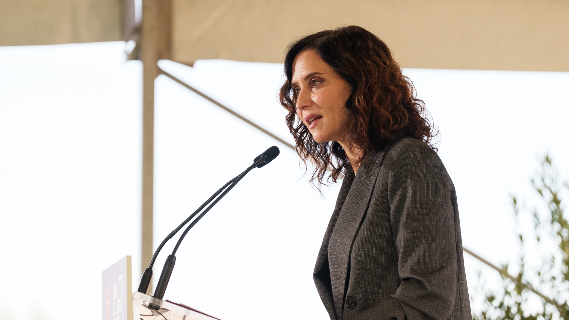 La presidenta de la Comunidad de Madrid, Isabel Díaz Ayuso, ofrece declaraciones durante una visita a las obras de la Ciudad de la Justicia en el barrio madrileño de Valdebebas, a 16 de octubre de 2025, en Madrid (España). La Ciudad de la Justicia de Madrid será el complejo judicial más grande del mundo y en él se unificarán las 26 sedes dispersas en la capital. 16 OCTUBRE 2025 Matias Chiofalo / Europa Press 16/10/2025