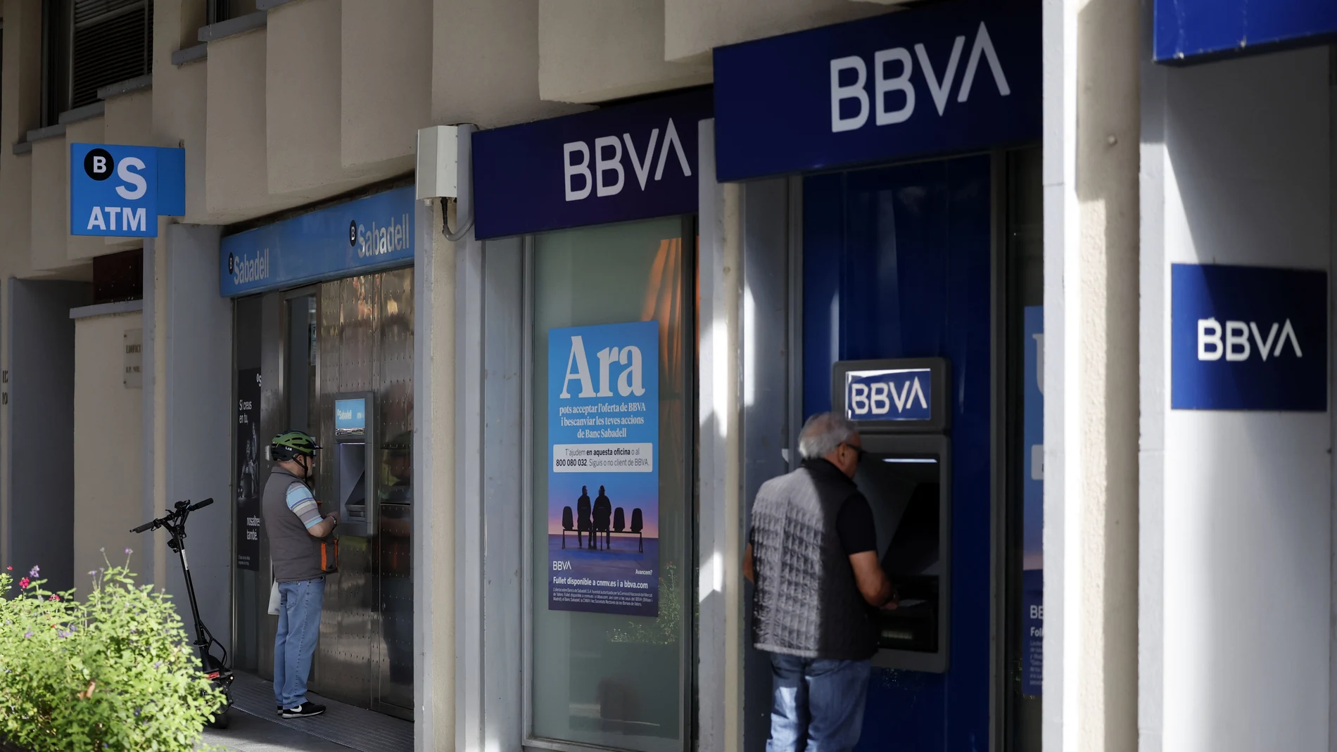 Vista de una oficina del Banco Sabadell junto a otra del BBVA en una calle de Barcelona