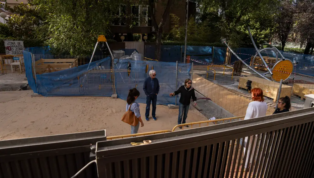 Vecinos de Arturo Soria protestan por la colocación de un parque infantil delante de sus puertas de garaje . D