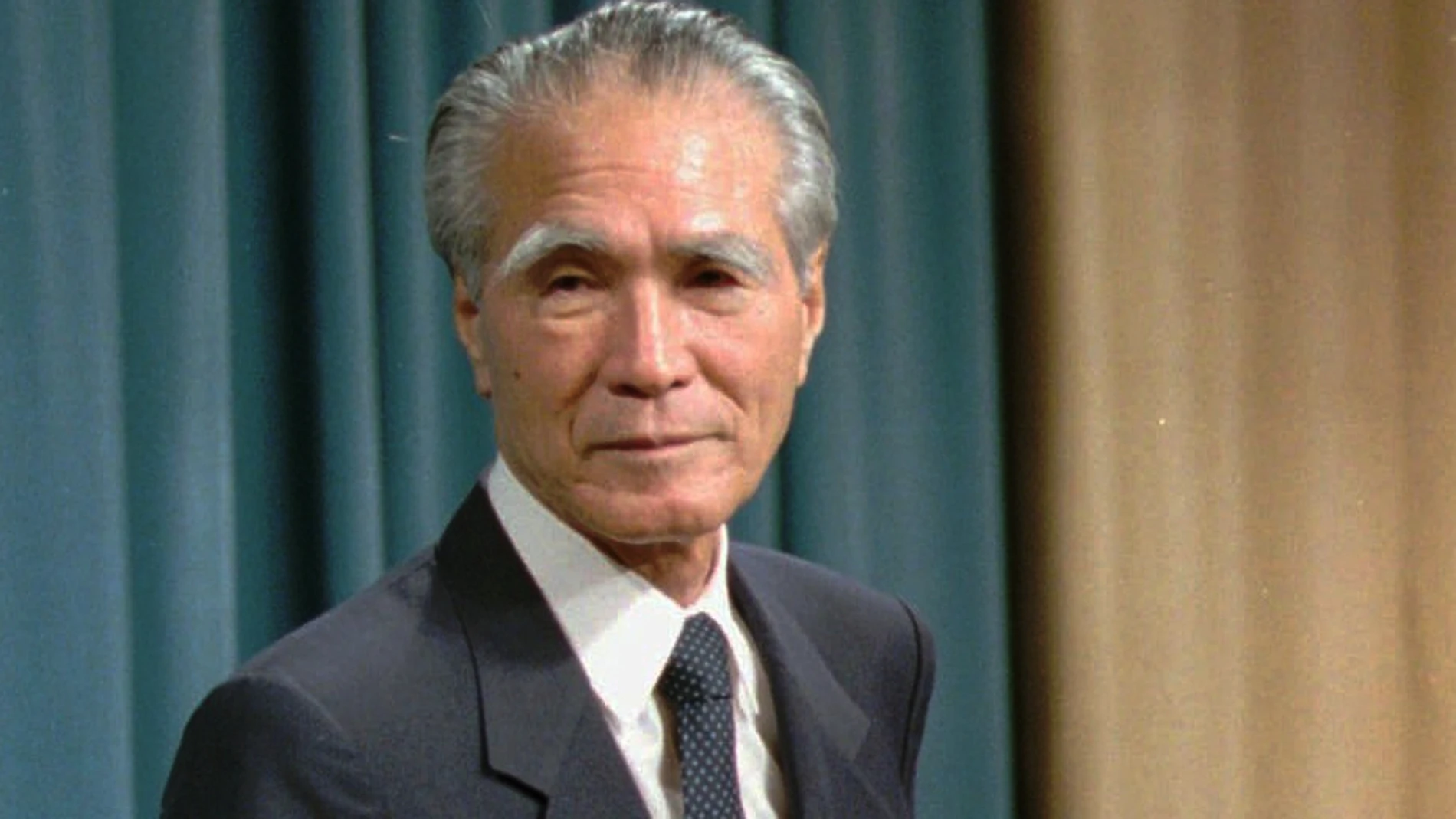 FILE - Japanese Prime Minister Tomiichi Murayama stands before reporters prior to his statement of war remorse at the prime minister's official residence in Tokyo, Aug. 15, 1995. (AP Photo/Naokazu Oinuma, File)