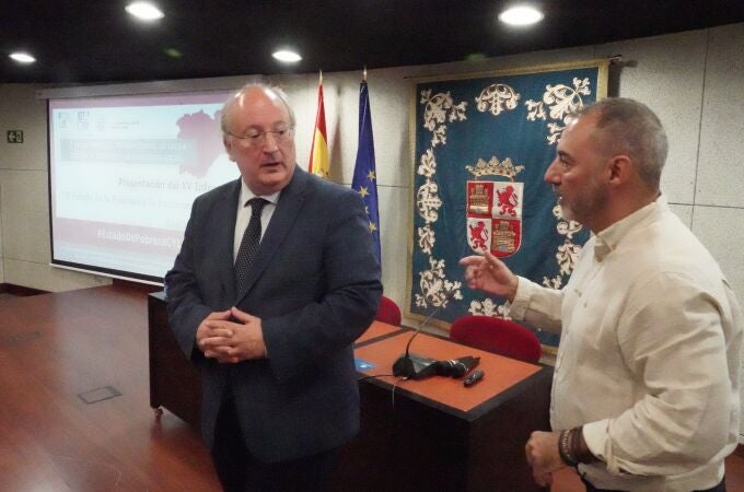 El presidente del Consejo Económico y Social de Castilla y León, Enrique Cabero Morán, y el presidente de EAPN Castilla y León, Óscar Castro Vega, presentan el XV Informe ‘El Estado de la Pobreza y la Exclusión Social en Castilla y León’