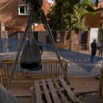 Vecinos de Arturo Soria protestan por la colocación de un parque infantil delante de sus puertas de garaje . D