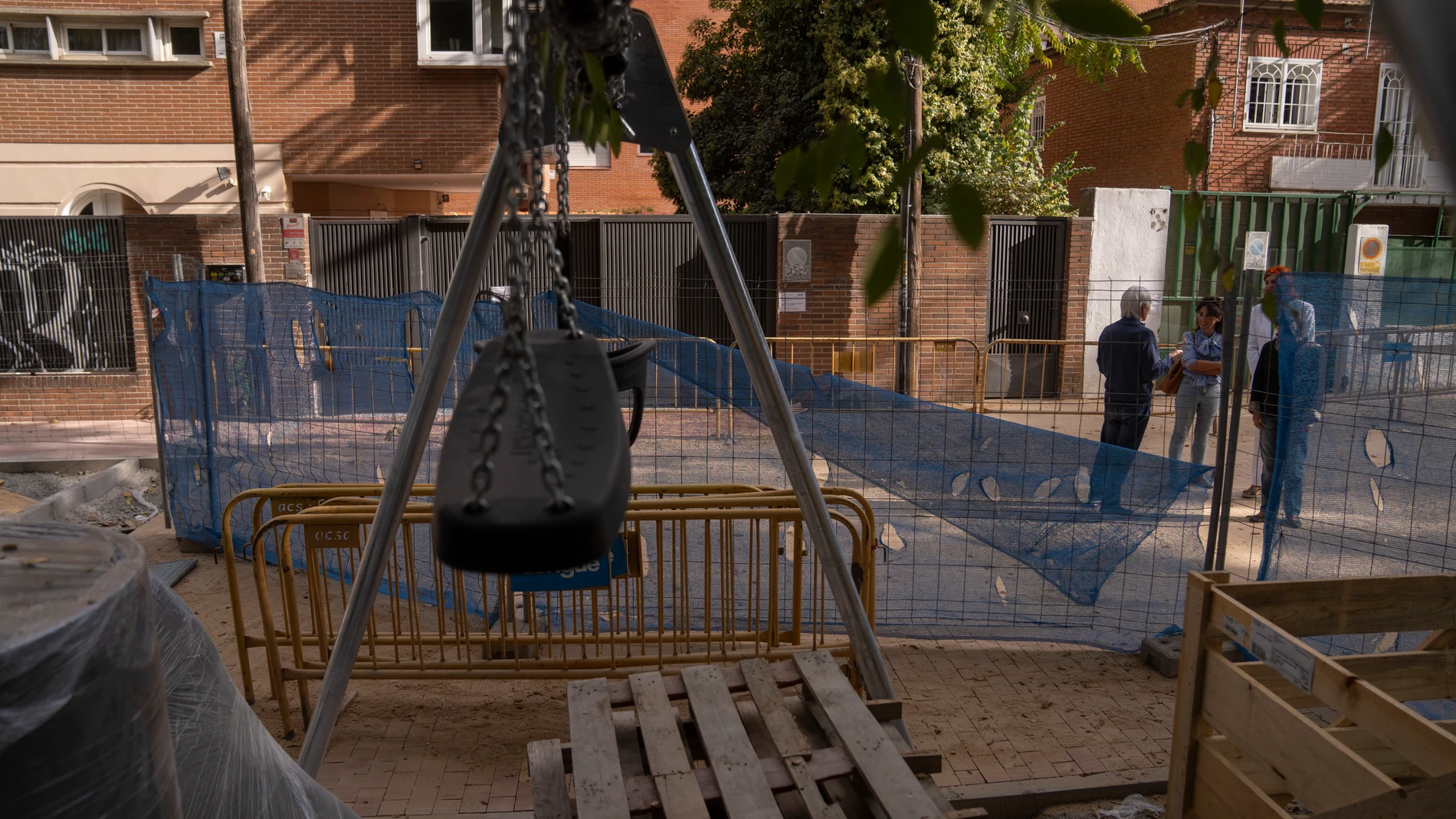Vecinos de Arturo Soria protestan por la colocación de un parque infantil delante de sus puertas de garaje