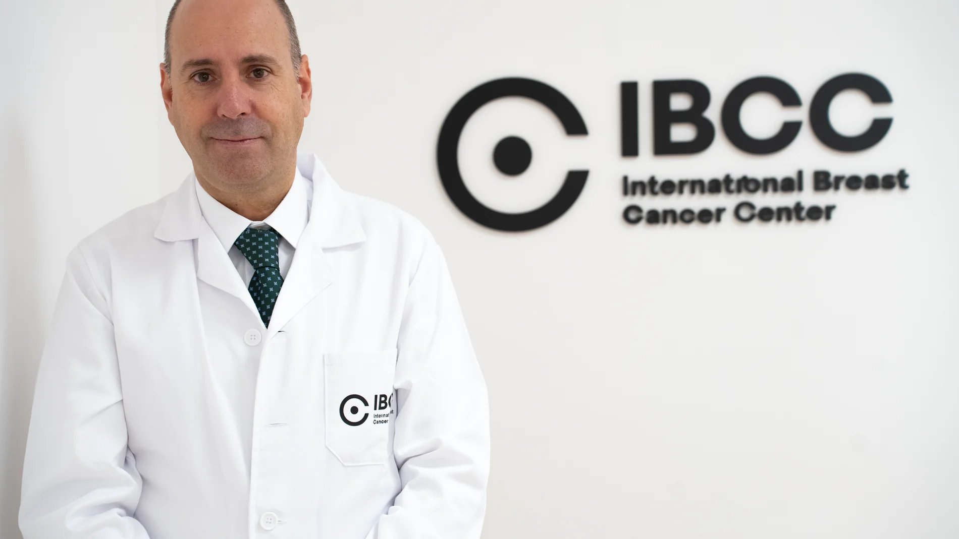 El doctor Javier Cortés, director del IBCC-Pangaea Oncology, es el primer firmante del estudio