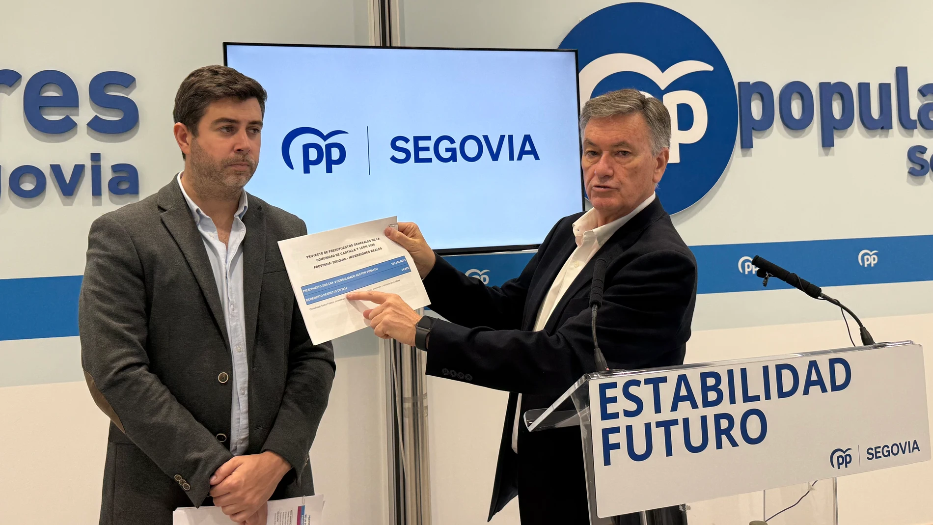 Francisco Vázquez junto al procurador Javier Carpio en la presentación de los presupuestos para la provincia de Segovia
