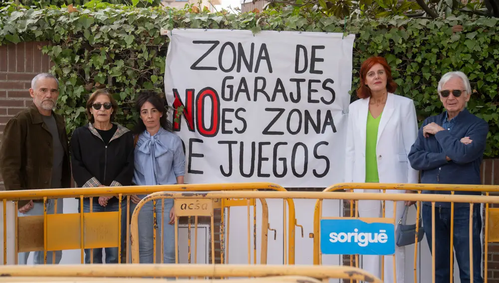 Vecinos de Arturo Soria protestan por la colocación de un parque infantil delante de sus puertas de garaje . D