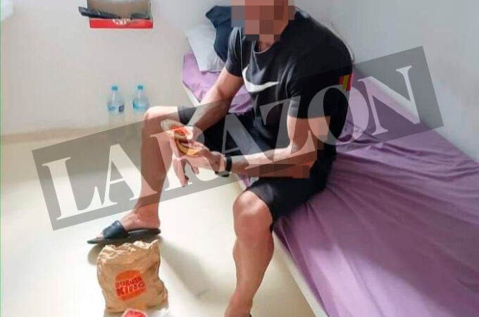 La fotografía del preso que come en su celda de prisión una hamburguesa de una conocida cadena de comida rápida