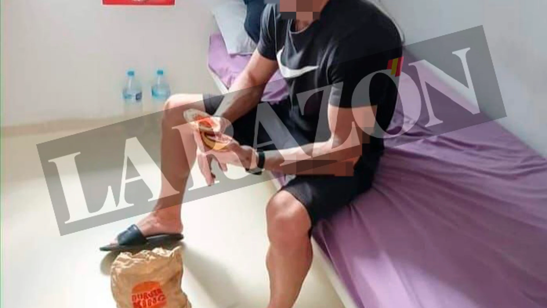 La fotografía del preso que come en su celda de prisión una hamburguesa de una conocida cadena de comida rápida