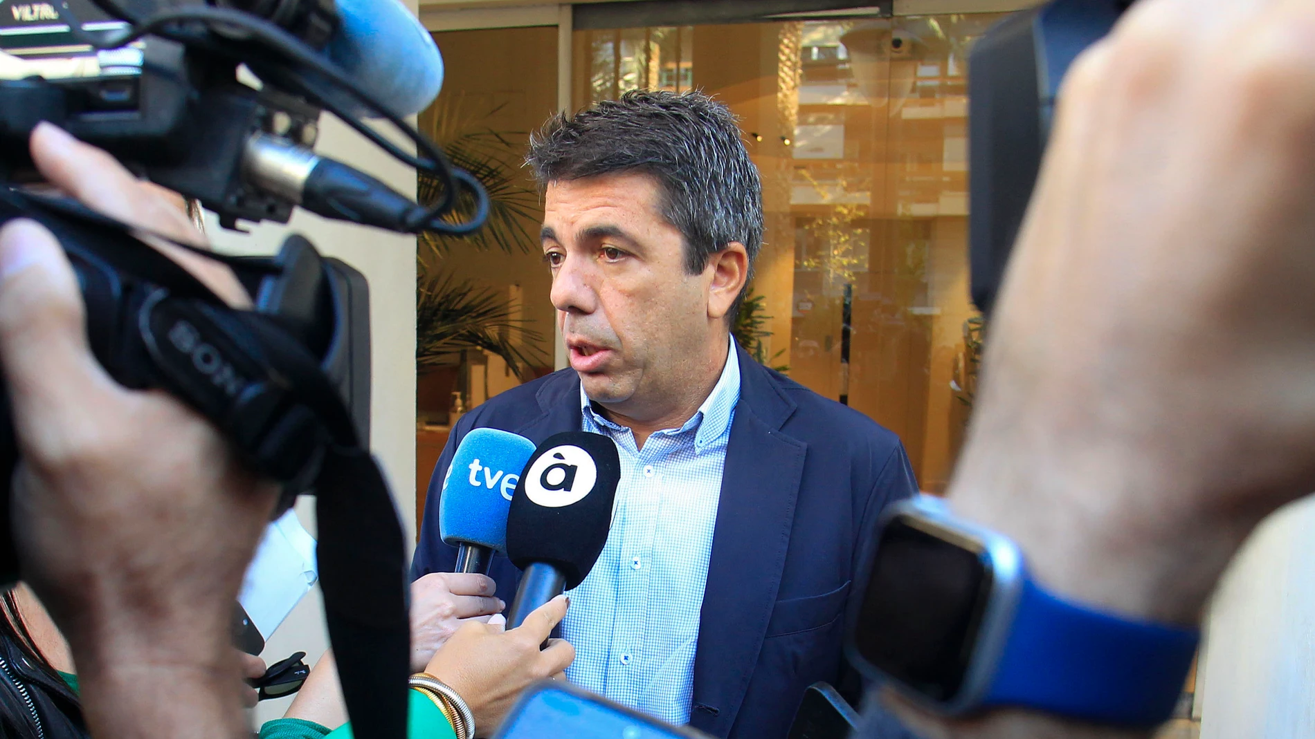 ALICANTE, 17/10/2025.- El presidente de la Generalitat Valenciana, Carlos Mazón, atiende a los medios a su llegada a la sede del Consell en Alicante para reunirse con el alcalde de Agost, Juanjo Castelló, este viernes en Alicante. EFE/Morell