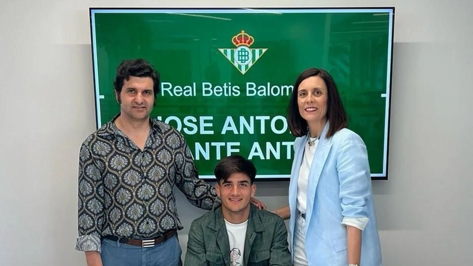 Morante de la Puebla junto a su hijo jugador del Betis y Cinthia Antúnez su primera mujer
