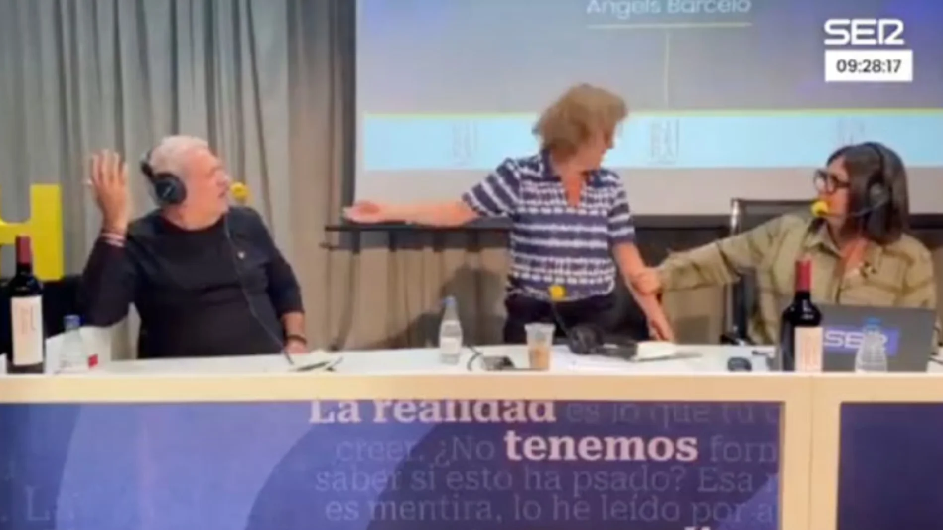 Un cacareo en la tertulia del ‘Hoy por Hoy’ provoca el enfado de Berna González Harbour y su salida en directo