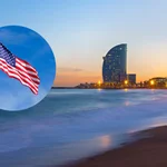 Imagen de la ciudad de Barcelona junto a una bandera estadounidense