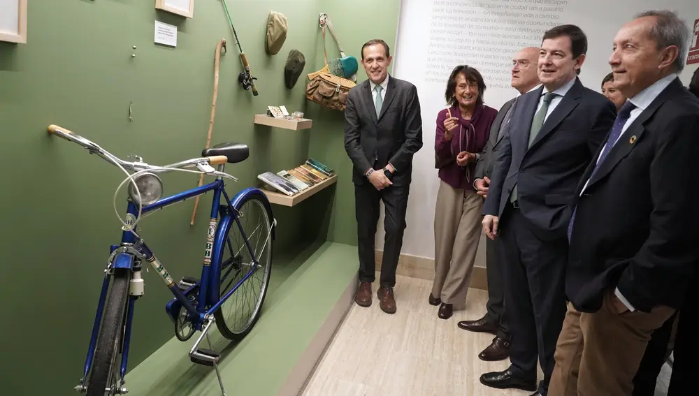 Alfonso Fernández Mañueco, Jesús Julio Carnero, Conrado Íscar y dos de los hijos de Miguel Delibes observan algunas de las piezas de la "Casa Delibes"