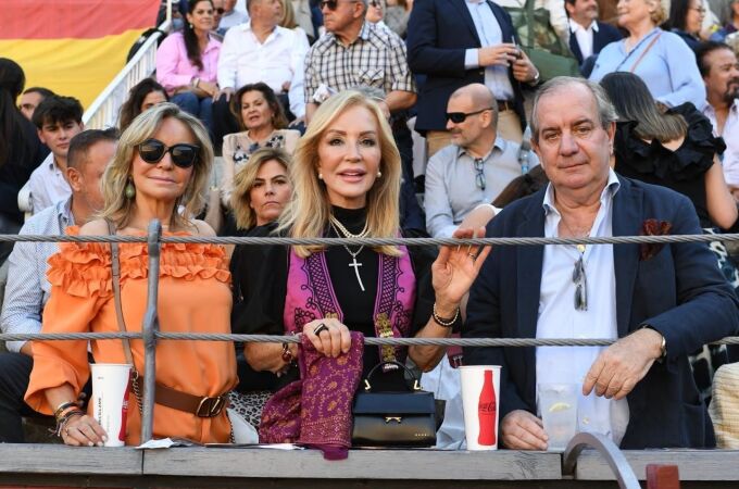 Ana Peña con su marido Juan Pajares y Carmen Lomana en los toros