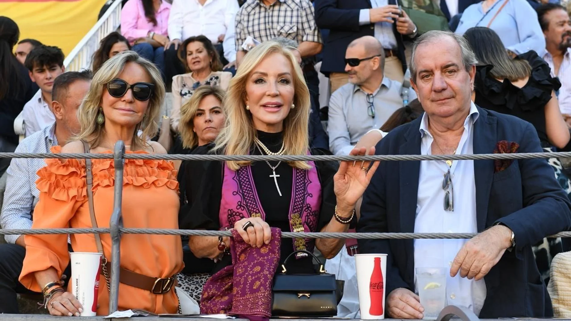 Ana Peña con su marido Juan Pajares y Carmen Lomana en los toros