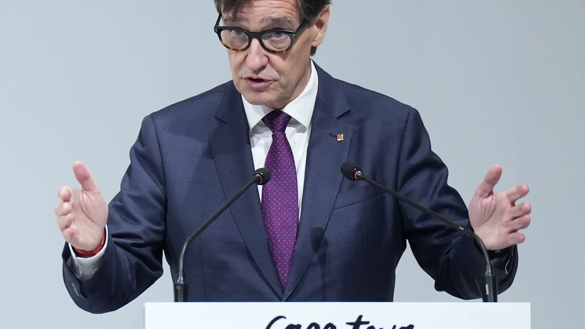 El presidente de la Generalitat, Salvador Illa, durante la firma un protocolo para la gestión del patrimonio de la Entidad Estatal de Vivienda procedente de la Sareb, en el Palau de la Generalitat, a 17 de octubre de 2025, en Barcelona, Catalunya (España). Este acuerdo regula cómo la Generalitat gestionará el patrimonio inmobiliario de la Sareb (Sociedad de Gestión de Activos Procedentes de la Reestructuración Bancaria) en Cataluña. El objetivo es facilitar el uso social de estos inmuebles, i...