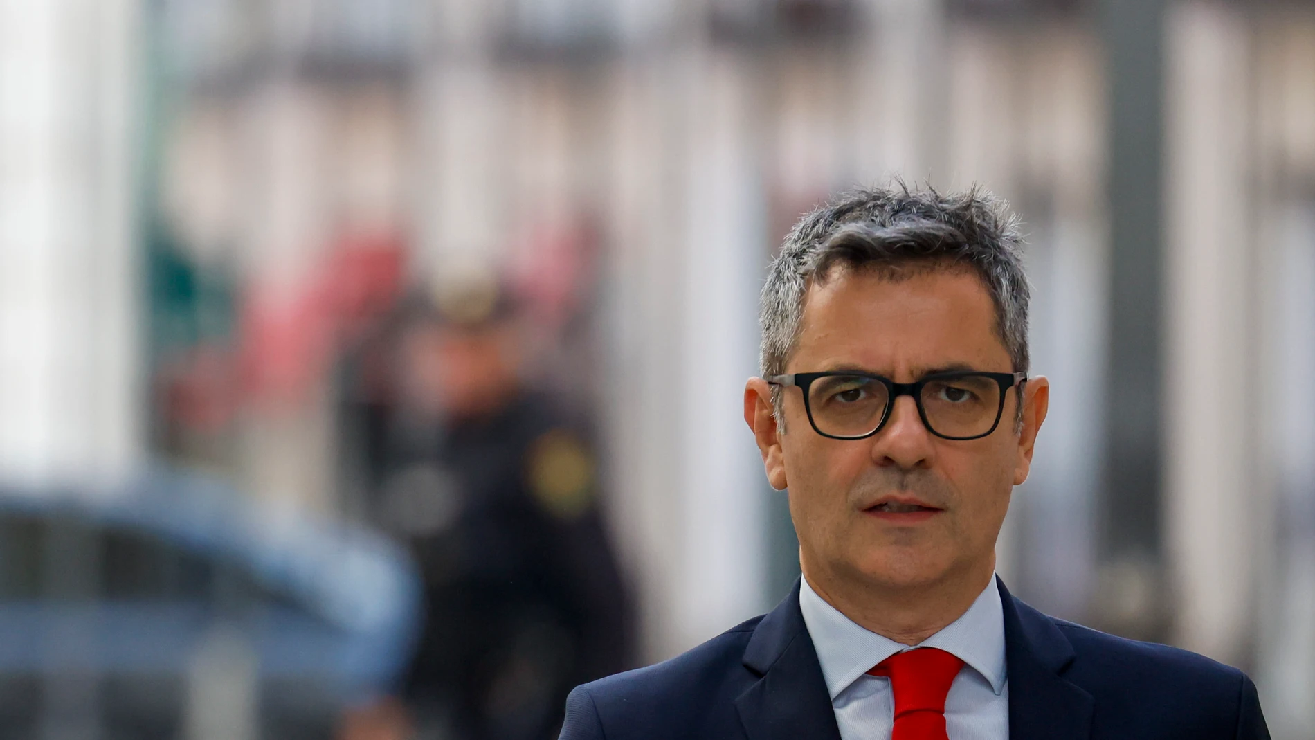 MADRID, 17/10/2025.- El ministro de la Presidencia, Justicia y Relaciones con las Cortes, Félix Bolaños atiende a la prensa a las puertas del Congreso donde este viernes clausura la jornada 'Infancia y adolescencia en la era digital: un reto social y legislativo', organizada por DigitalEs. EFE/ Javier Lizon