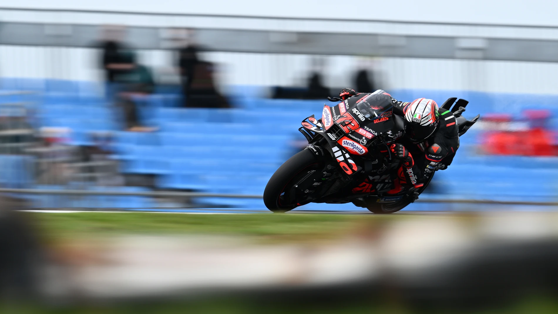 PHILLIP ISLAND (Australia), 17/10/2025.- Marco Bezzecchi of Italy for Aprilia Racing in action during MotoGP Free Practice Two of the the 2025 Australian Motorcycle Grand Prix at Phillip Island Grand Prix Circuit, on Phillip Island, Victoria, Australia, 17 October 2025. (Motociclismo, Italia) EFE/EPA/JOEL CARRETT NO ARCHIVING, EDITORIAL USE ONLY AUSTRALIA AND NEW ZEALAND OUT