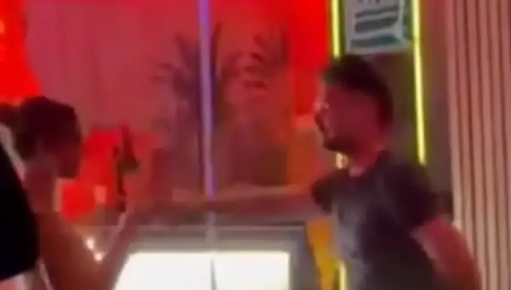 Ester Expósito y Gabriel Rufián, bailando bachata
