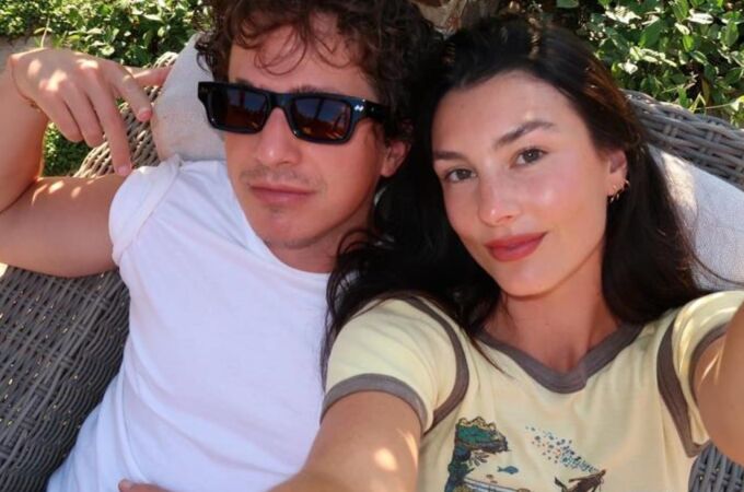 Charlie Puth y su esposa Brooke Sansone comparten que esperan su primer bebé juntos en su nuevo video musical