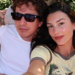 Charlie Puth y su esposa Brooke Sansone comparten que esperan su primer bebé juntos en su nuevo video musical