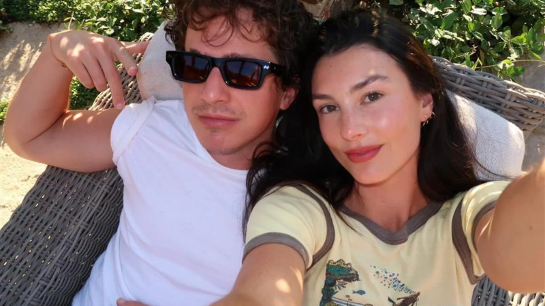 Charlie Puth y su esposa Brooke Sansone comparten que esperan su primer bebé juntos en su nuevo video musical